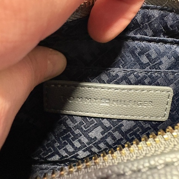 Tommy Hilfiger Crossbody Bag with Gold Chain - Picture 6 of 7